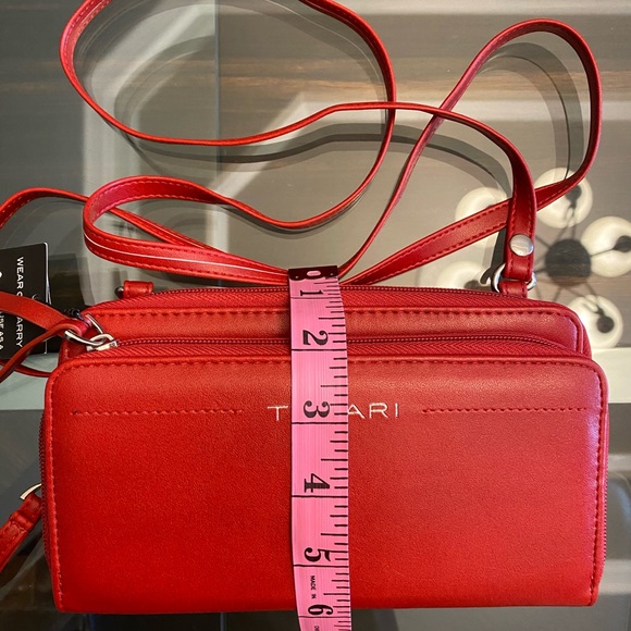 ❗️SOLD❗️Tahari crossbody wallet - Picture 4 of 9